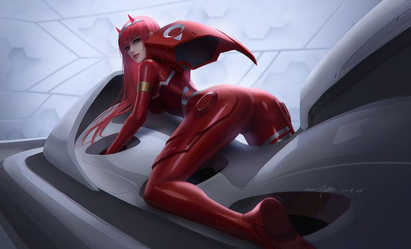 Anime-Bild 1900x1151 mit darling in the franxx studio trigger zero two (darling in the franxx) qichao wang single long hair looking at viewer fringe highres breasts light erotic wide image green eyes signed pink hair full body bent knee (knees) ass parted lips horn (horns)