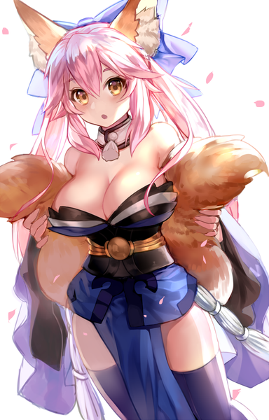 イラスト 641x1000 と Fateシリーズ fate/grand order fate/extra tamamo (fate) (all) キャス狐 gendo0032 ソロ 長髪 長身像 カメラ目線 赤面 前髪 おっぱい 開いた口 light erotic simple background hair between eyes 大きな乳房 白背景 ツインテール