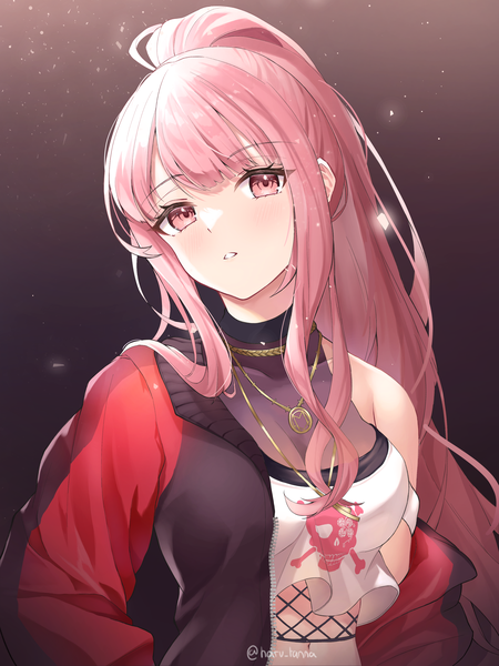 Anime-Bild 2628x3504 mit virtual youtuber hololive hololive english mori calliope mori calliope (streetwear) harukix single long hair tall image looking at viewer highres signed pink hair upper body ponytail pink eyes twitter username official alternate costume skull print girl