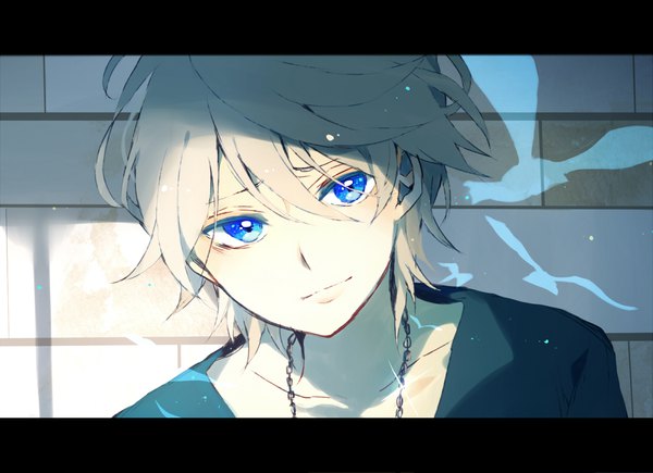 Anime picture 1100x799 with aldnoah.zero a-1 pictures slaine troyard sagatsu (miicat) single looking at viewer fringe short hair blue eyes hair between eyes head tilt grey hair letterboxed close-up against wall boy wall
