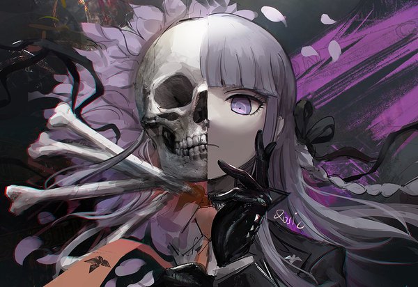 Аниме картинка 1000x688 с опровергающая пуля kirigiri kyouko qosic один (одна) длинные волосы смотрит на зрителя чёлка фиолетовые глаза подписанный фиолетовые волосы верхняя часть тела прямая чёлка коса (косы) тёмный фон боковая косичка рука на лице фиолетовый фон череп и кости девушка перчатки