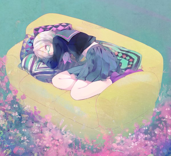 Аниме картинка 1500x1366 с оригинальное изображение horiizumi inko один (одна) смотрит на зрителя короткие волосы лёжа розовые глаза серые волосы без обуви девушка цветок (цветы) носки сэрафуку подушка диван