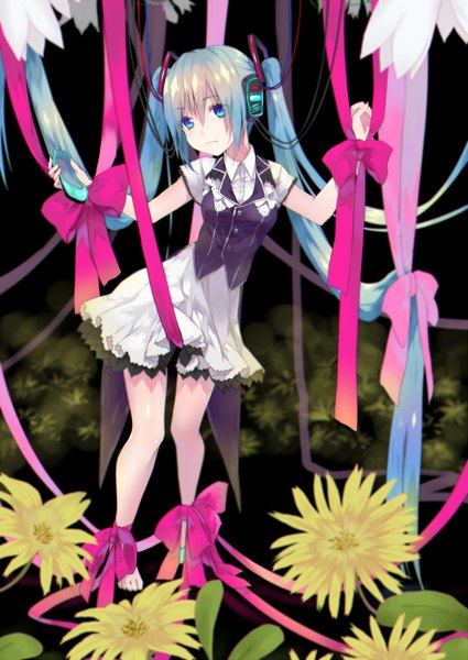 イラスト 1000x1412 と ボーカロイド 初音ミク 月宮セイ ソロ 長身像 青い目 ツインテール very long hair aqua hair dark background 女の子 ドレス 花 リボン ちょう結び 靴 ヘッドフォン