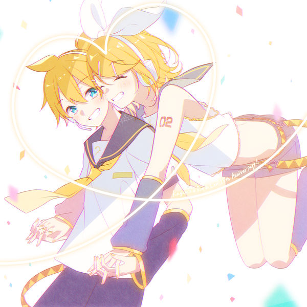 Anime-Bild 1715x1715 mit vocaloid kagamine rin kagamine len asagao minoru fringe highres short hair blue eyes blonde hair smile hair between eyes white background ponytail eyes closed character names grin holding hands ^ ^ siblings twins