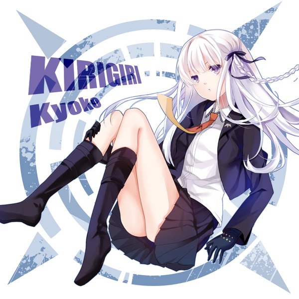 Аниме картинка 1400x1400 с опровергающая пуля kirigiri kyouko kita (kitairoha) один (одна) длинные волосы смотрит на зрителя чёлка сидит фиолетовые глаза белые волосы имена персонажей девушка перчатки перчатки (чёрные) сапоги до колен