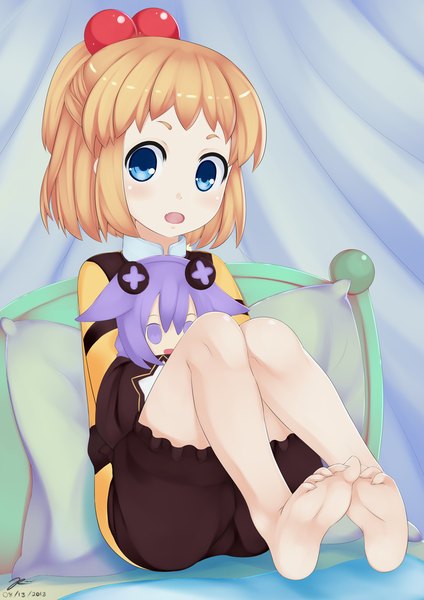 Anime picture 868x1228 with choujigen game neptune hyperdimension neptunia mk2 kami jigen game neptune v purple heart isutowaru kin no tatchi (kanente) single tall image blush short hair open mouth blue eyes blonde hair sitting purple eyes purple hair girl pillow toy stuffed animal