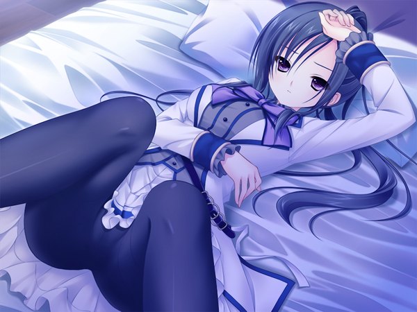 Anime picture 1024x768 with happy factory aosato sachi izumi yura single long hair looking at viewer blush light erotic black hair purple eyes game cg ponytail on back girl bow pantyhose pillow bed