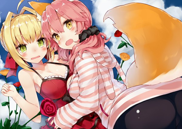 Anime picture 1000x710 with fate (series) fate/extra nero claudius (fate) (all) tamamo (fate) (all) nero claudius (fate) tamamo no mae (fate) kou mashiro long hair looking at viewer blush fringe short hair breasts open mouth light erotic blonde hair hair between eyes twintails bare shoulders multiple girls