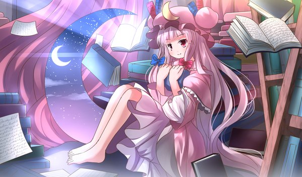 Anime picture 2136x1254 with touhou patchouli knowledge risutaru single long hair looking at viewer blush fringe highres wide image sitting holding pink hair full body bent knee (knees) indoors blunt bangs pink eyes barefoot light smile