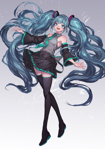 イラスト 1800x2546 と ボーカロイド 初音ミク lm7 (op-center) ソロ 長身像 カメラ目線 highres 開いた口 青い目 simple background ツインテール 肩出し 全身 very long hair aqua hair grey background gradient background spread arms 女の子 袖だけ