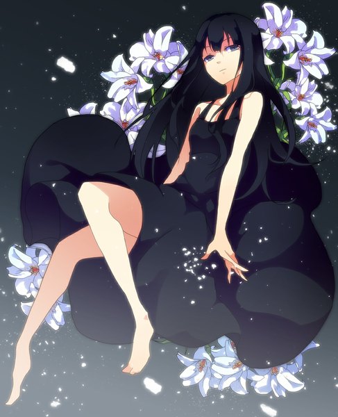 Аниме картинка 813x1000 с оригинальное изображение satou garashi один (одна) длинные волосы высокое изображение чёрные волосы голые плечи чёрные глаза девушка платье цветок (цветы) лепестки