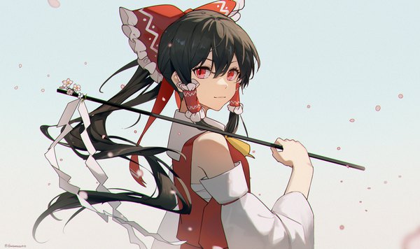 Anime-Bild 2210x1310 mit touhou hakurei reimu hua ben wuming single long hair looking at viewer fringe highres black hair hair between eyes red eyes wide image upper body ponytail traditional clothes japanese clothes turning head nontraditional miko girl bow