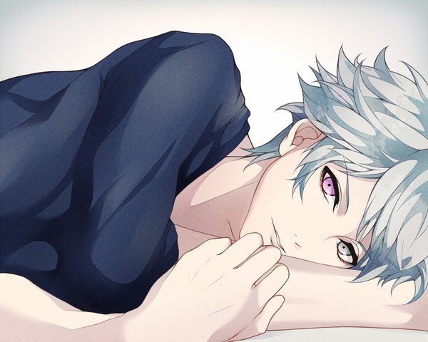 Anime picture 800x640 with uta no prince-sama a-1 pictures kurosaki ranmaru myua single short hair simple background looking away silver hair lying parted lips grey background heterochromia spiked hair boy