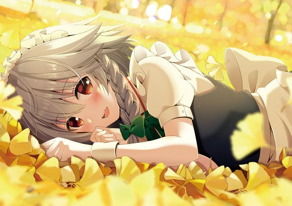 Anime picture 1000x707 with touhou izayoi sakuya yuuka nonoko single looking at viewer fringe short hair hair between eyes red eyes outdoors lying braid (braids) grey hair twin braids on side autumn girl bow hair bow leaf (leaves)