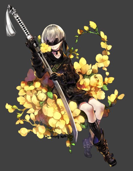 Anime picture 992x1270 with nier nier:automata yorha no. 9 type s seal (pukozin) single tall image short hair smile sitting holding silver hair full body grey background dated blindfold boy gloves flower (flowers) weapon sword