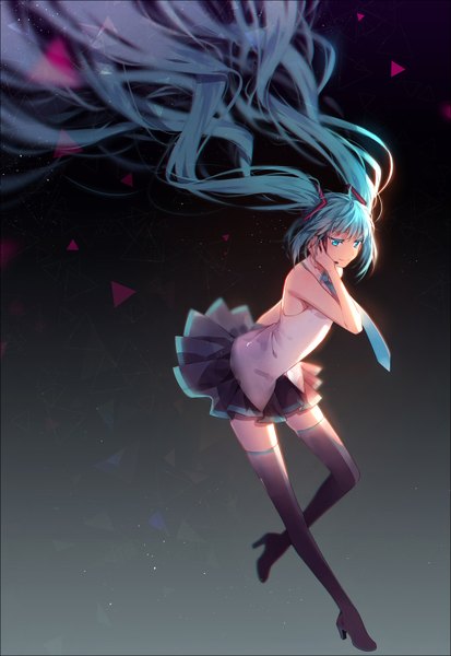 イラスト 1200x1742 と ボーカロイド 初音ミク hakusai (tiahszld) ソロ 長身像 前髪 青い目 simple background 笑顔 hair between eyes ツインテール 肩出し payot looking away 全身 bent knee (knees) very long hair pleated skirt aqua hair leaning