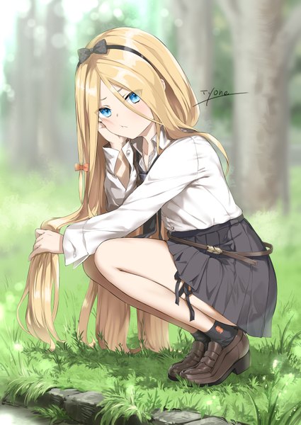 Anime-Bild 627x885 mit fate (series) fate/grand order abigail williams (fate) tyone single tall image looking at viewer blush fringe blue eyes blonde hair hair between eyes signed full body outdoors very long hair pleated skirt blurry depth of field squat