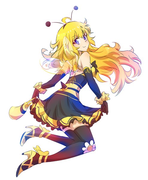 イラスト 1446x1753 と rwby rooster teeth yang xiao long いえすぱ ソロ 長髪 長身像 カメラ目線 simple background 金髪 笑顔 白背景 紫目 全身 アホ毛 looking back high heels ハロウィン insect wings curly hair