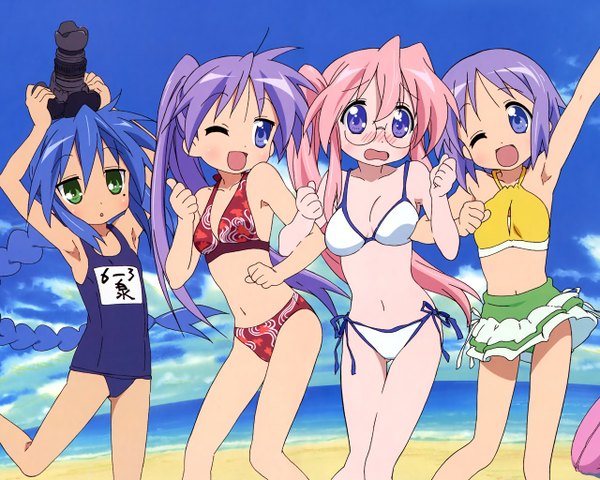 Аниме картинка 1280x1024 с счастливая звезда kyoto animation изуми коната hiiragi kagami hiiragi tsukasa такара миюки пляж лето близнецы девушка купальник очки