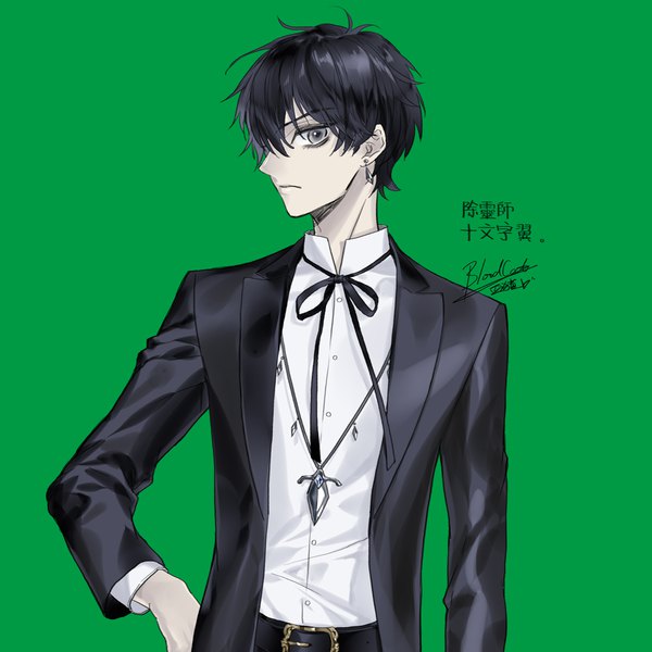 Anime picture 1000x1000 with kyoukai no rinne juumonji tsubasa bloodcat (babacatcat) single looking at viewer fringe short hair black hair simple background hair between eyes signed upper body profile grey eyes hand on hip expressionless green background boy earrings necklace