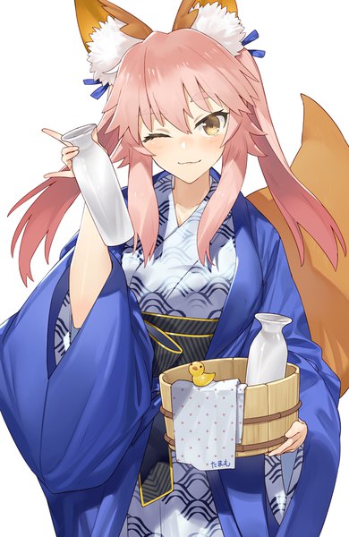 イラスト 650x1000 と Fateシリーズ fate/extra tamamo (fate) (all) キャス狐 林けゐ ソロ 長髪 長身像 カメラ目線 赤面 前髪 simple background hair between eyes 立つ 白背景 ツインテール holding 獣耳 黄色眼 payot