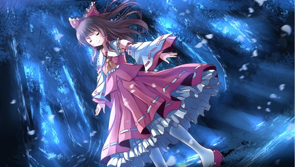 Anime picture 2205x1254 with touhou hakurei reimu risutaru single long hair blush fringe highres smile brown hair wide image standing outdoors eyes closed long sleeves wide sleeves girl skirt bow plant (plants)