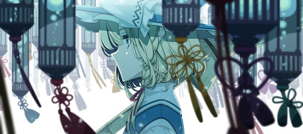 Аниме картинка 1200x530 с touhou кирисамэ мариса sakuraba yuuki один (одна) короткие волосы голубые глаза светлые волосы широкое изображение смотрит в сторону верхняя часть тела коса (косы) профиль боковая косичка девушка шляпа лампа метла