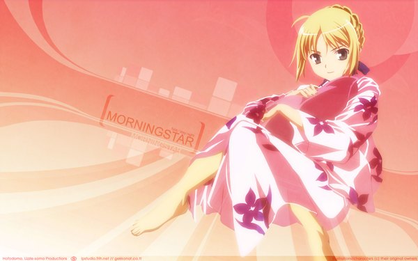 Anime picture 1440x900 with fate (series) fate/stay night studio deen type-moon artoria pendragon (all) saber single long hair blonde hair smile wide image sitting signed ahoge japanese clothes barefoot inscription hug pillow hug girl
