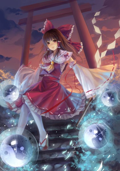 Anime-Bild 1000x1419 mit touhou hakurei reimu shuiyituzi single long hair tall image looking at viewer blush fringe smile red eyes brown hair holding signed sky cloud (clouds) full body wide sleeves dated evening