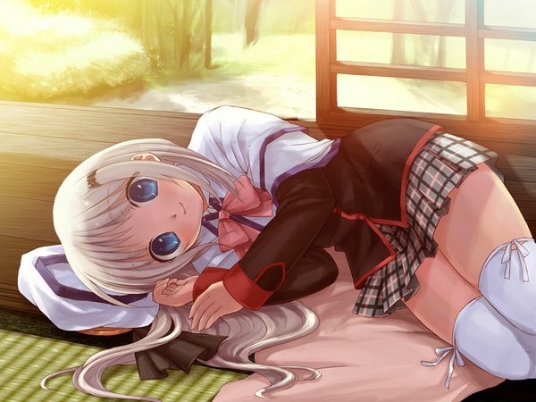 Anime picture 1024x768 with little busters! key (studio) noumi kudryavka kimishima ao blue eyes grey hair zettai ryouiki thighhighs skirt uniform school uniform