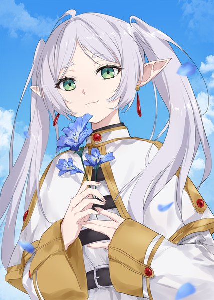 Anime-Bild 1042x1461 mit sousou no frieren frieren asle single long hair tall image twintails green eyes sky silver hair cloud (clouds) upper body ahoge outdoors long sleeves light smile pointy ears wide sleeves elf girl