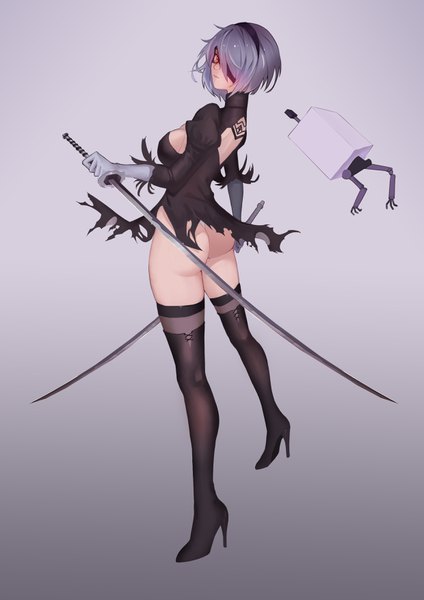 イラスト 2480x3508 と nier nier:automata ヨルハ二号b型 pod (nier:automata) 云灵kylin ソロ 長身像 カメラ目線 highres 短い髪 おっぱい light erotic simple background 立つ holding cleavage 全身 尻 grey hair grey background