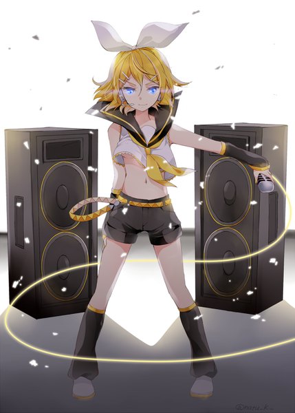 イラスト 1000x1399 と ボーカロイド 鏡音リン 葉月ナツ ソロ 長身像 カメラ目線 前髪 短い髪 青い目 light erotic 金髪 hair between eyes outstretched arm glowing glowing eye (eyes) セーラー襟 女の子 へそ ちょう結び ヘア蝶結び