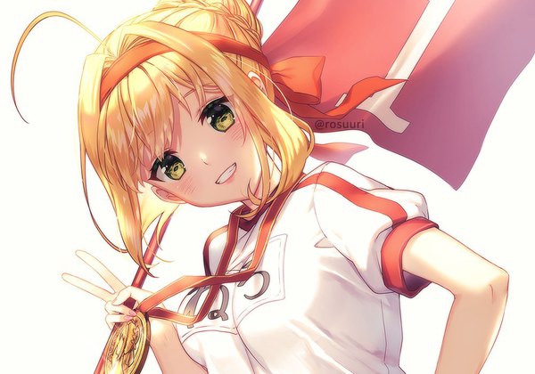 Anime-Bild 1000x701 mit fate (series) fate/grand order nero claudius (fate) (all) nero claudius (fate) rosuuri single looking at viewer blush short hair simple background blonde hair smile white background green eyes payot upper body ahoge head tilt hand on hip victory