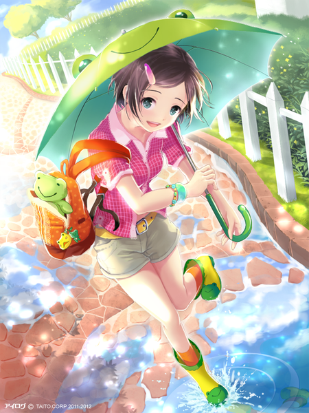 Anime picture 640x853 with ilog kato momoka occhan single tall image short hair open mouth smile brown hair standing green eyes sky cloud (clouds) bent knee (knees) sunlight reflection leg lift (legs lift) plaid girl hair ornament