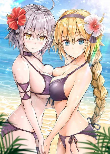 イラスト 800x1118 と Fateシリーズ fate/grand order jeanne d'arc (fate) (all) ジャンヌ・オルタ ジャンヌ・ダルク(fate) こたつ(小龍) 長髪 長身像 カメラ目線 赤面 前髪 短い髪 おっぱい 青い目 light erotic 金髪 hair between eyes 立つ 肩出し multiple girls