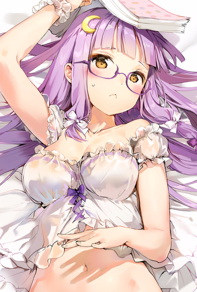 Аниме картинка 1000x1481 с touhou patchouli knowledge anmi один (одна) длинные волосы высокое изображение смотрит на зрителя румянец чёлка грудь лёгкая эротика карие глаза декольте фиолетовые волосы верхняя часть тела лёжа прямая чёлка поднятая рука тень носит очки