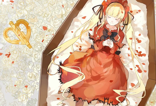 Anime picture 1051x715 with rozen maiden shinku nine (liuyuhao1992) single blonde hair smile twintails lying eyes closed very long hair girl dress flower (flowers) hat petals rose (roses) red dress white rose coffin