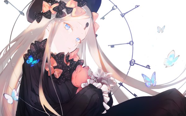 Anime-Bild 1280x800 mit fate (series) fate/grand order abigail williams (fate) yaku (ziroken) single long hair looking at viewer blue eyes blonde hair white background long sleeves head tilt polka dot girl dress bow hair bow black dress insect butterfly