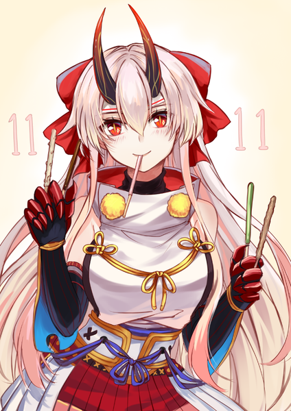 Аниме картинка 712x1008 с fate (series) fate/grand order tomoe gozen (fate) ten-chan (eternal-s) один (одна) длинные волосы высокое изображение смотрит на зрителя румянец чёлка простой фон улыбка волосы между глазами красные глаза белый фон держать традиционная одежда японская одежда рог (рога) держать ртом