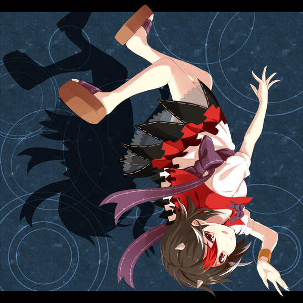 Anime picture 900x900 with touhou kijin seija takehana note single looking at viewer short hair black hair smile red eyes white hair red hair multicolored hair horn (horns) shadow streaked hair dark background upside down girl dress bracelet