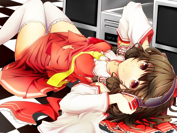 Anime picture 1600x1200 with touhou hakurei reimu fukunaga kazuhiro single long hair looking at viewer black hair smile red eyes lying checkered floor girl thighhighs skirt detached sleeves white thighhighs headphones skirt set speakers