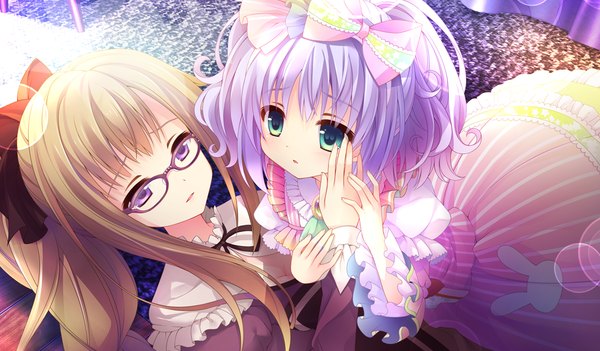 Anime picture 1024x600 with koisuru doll to omoi no kiseki ena (koisuru doll to omoi no kiseki) long hair short hair blue eyes blonde hair wide image purple eyes multiple girls blue hair game cg ponytail girl dress bow 2 girls hair bow glasses frills
