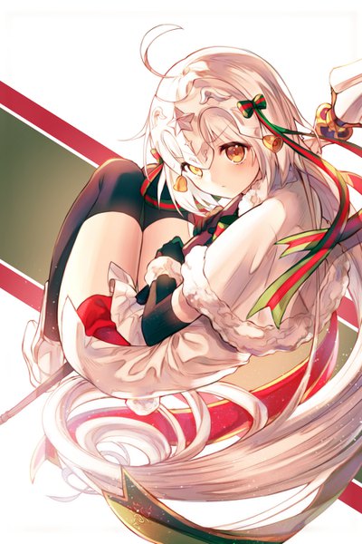 Anime-Bild 900x1350 mit fate (series) fate/grand order jeanne d'arc (fate) (all) jeanne d'arc alter santa lily (fate) kh (kh 1128) single tall image looking at viewer blush fringe simple background white background holding yellow eyes ahoge bent knee (knees) white hair very long hair head tilt girl