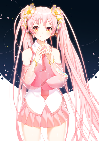 イラスト 742x1050 と ボーカロイド 初音ミク 桜ミク 豚カツ ソロ 長身像 カメラ目線 赤面 前髪 simple background 笑顔 hair between eyes 立つ ツインテール 肩出し 黄色眼 ピンク髪 very long hair pleated skirt hair flower