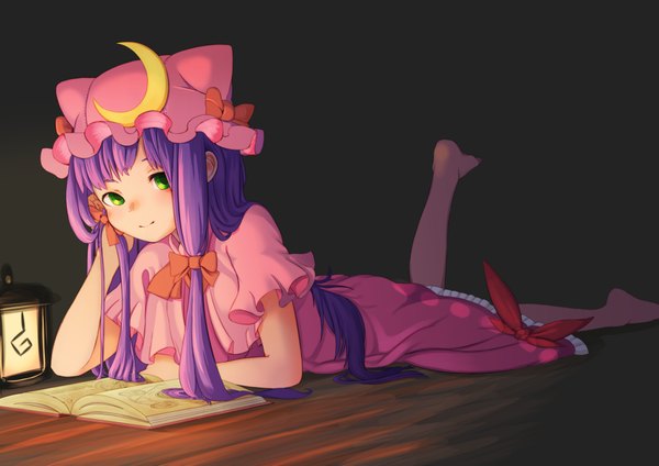 Anime picture 2047x1447 with touhou patchouli knowledge emuki (armies soul) single long hair looking at viewer fringe highres simple background smile green eyes purple hair barefoot bare legs short sleeves crescent girl dress bow hair bow