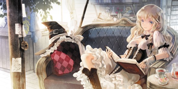 Anime picture 1587x800 with touhou kirisame marisa alice margatroid miyuki ruria single long hair blonde hair wide image sitting yellow eyes hat removed headwear removed girl dress pillow book (books) witch hat couch character doll