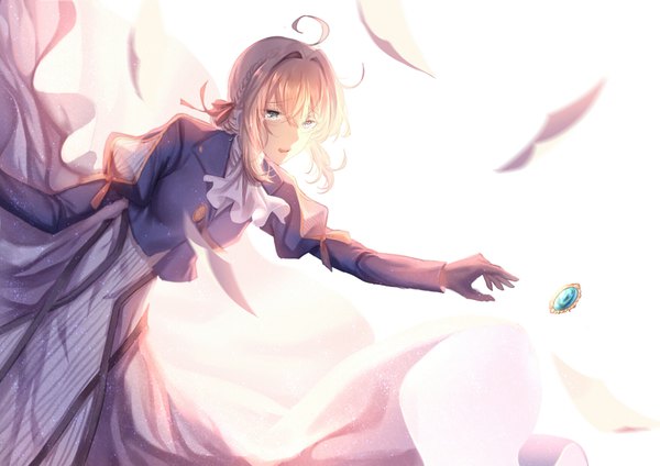 Anime picture 1754x1240 with violet evergarden kyoto animation violet evergarden (character) yingsu jiang single fringe highres short hair blue eyes blonde hair hair between eyes white background looking away ahoge outstretched arm girl dress paper brooch