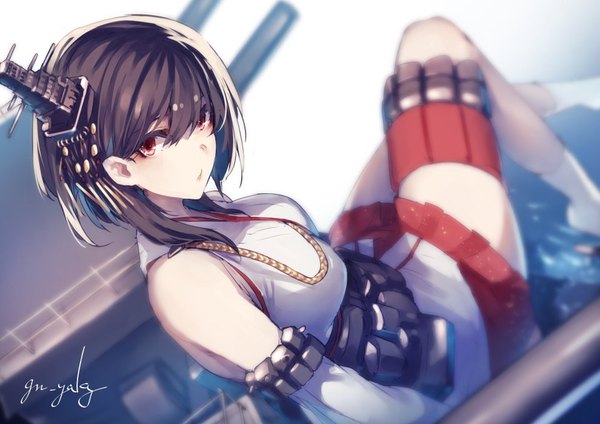 イラスト 990x700 と 艦隊これくしょん 山城(艦これ) げんやき ソロ 長髪 前髪 おっぱい hair between eyes 赤い目 茶色の髪 座る signed looking away bent knee (knees) head tilt blurry wide sleeves dutch angle no shoes 女の子