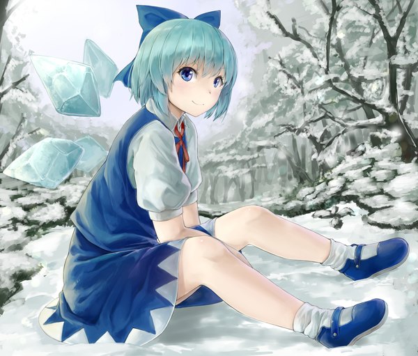 Anime picture 1600x1363 with touhou cirno netamaru single looking at viewer fringe short hair blue eyes smile sitting blue hair full body outdoors short sleeves puffy sleeves winter snow between legs bare tree nature